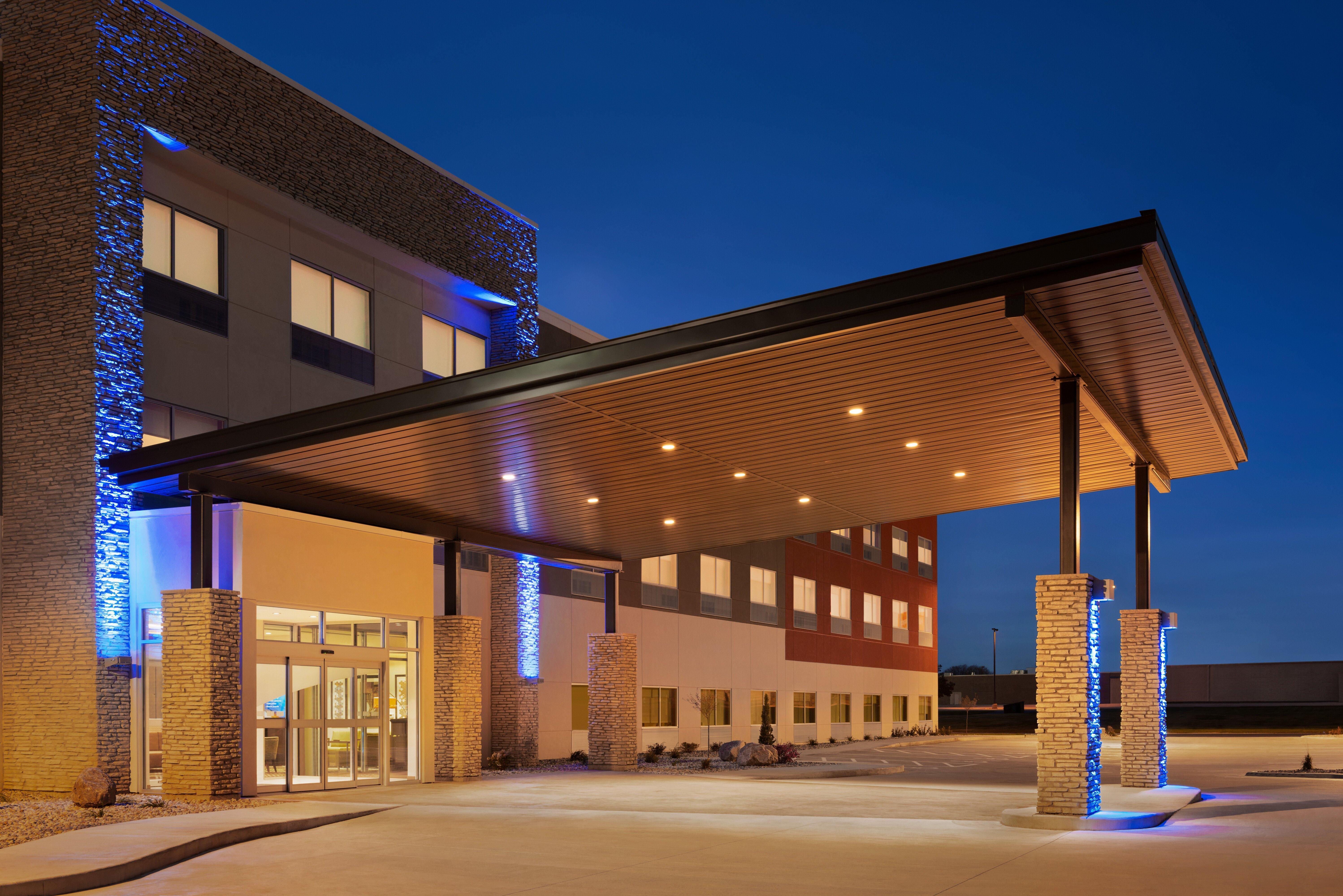 Holiday Inn Express & Suites - Beaver Dam, An Ihg Hotel Exterior photo